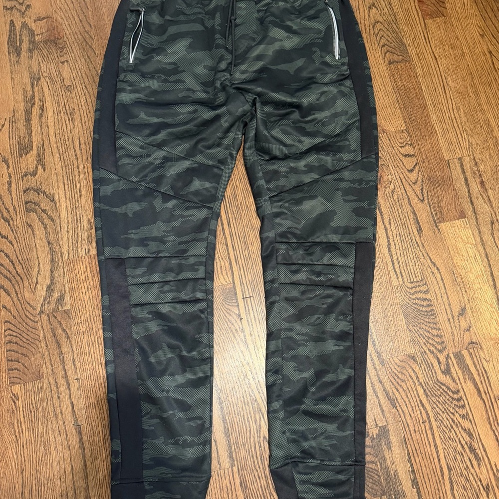 split Men's Camo Jogger Pants in Black and Olive xl